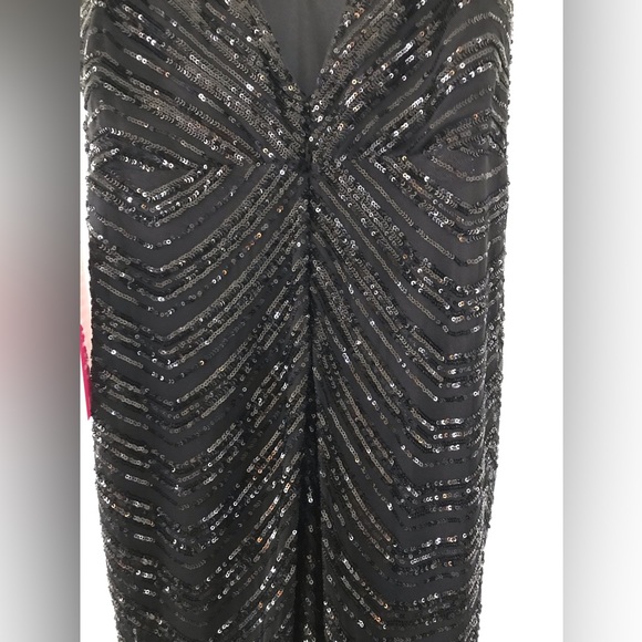 NWT! Gorgeous GB Black Sequin VNeck Floor Length Gown with Leg Opening Size Med - Picture 4 of 14